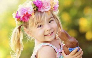 niña con huevo de pascua